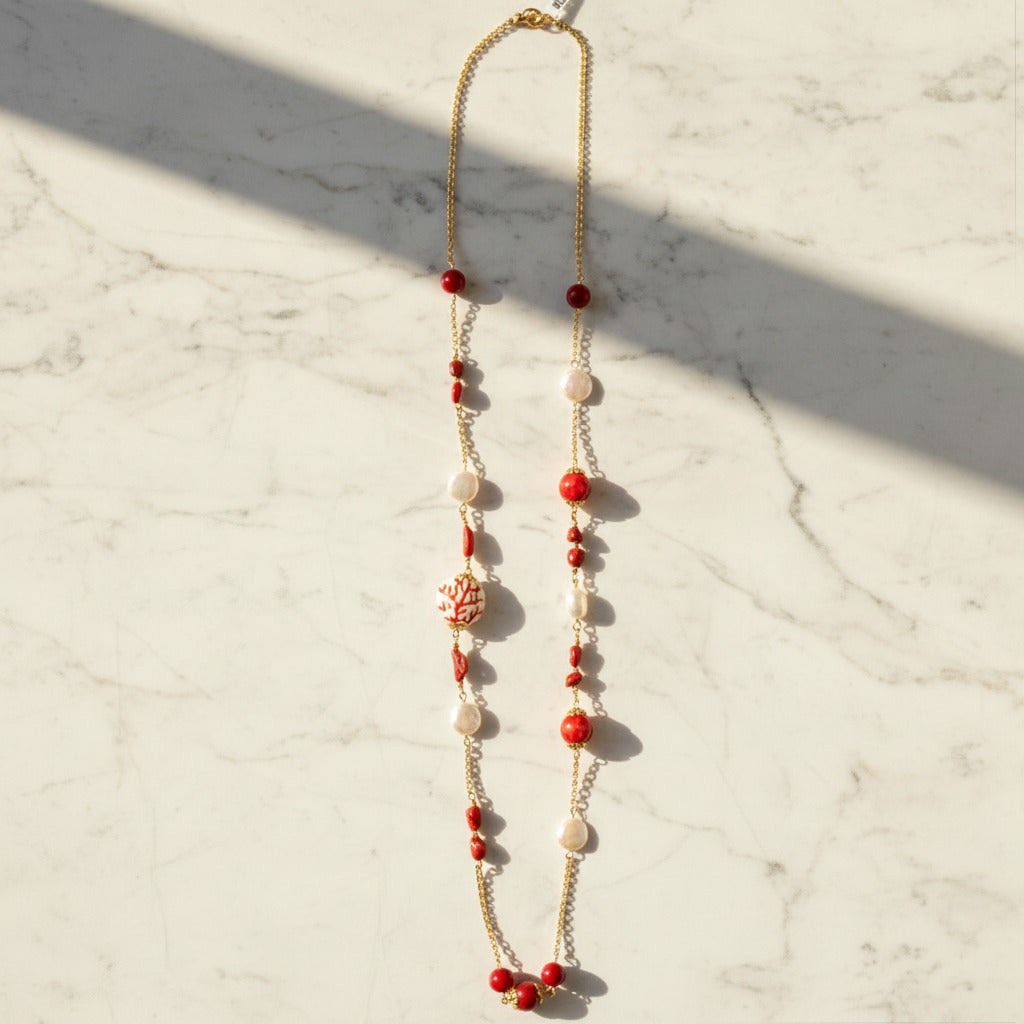 Collana Chanel 17 in agata rossa e perle in ceramica di Caltagirone