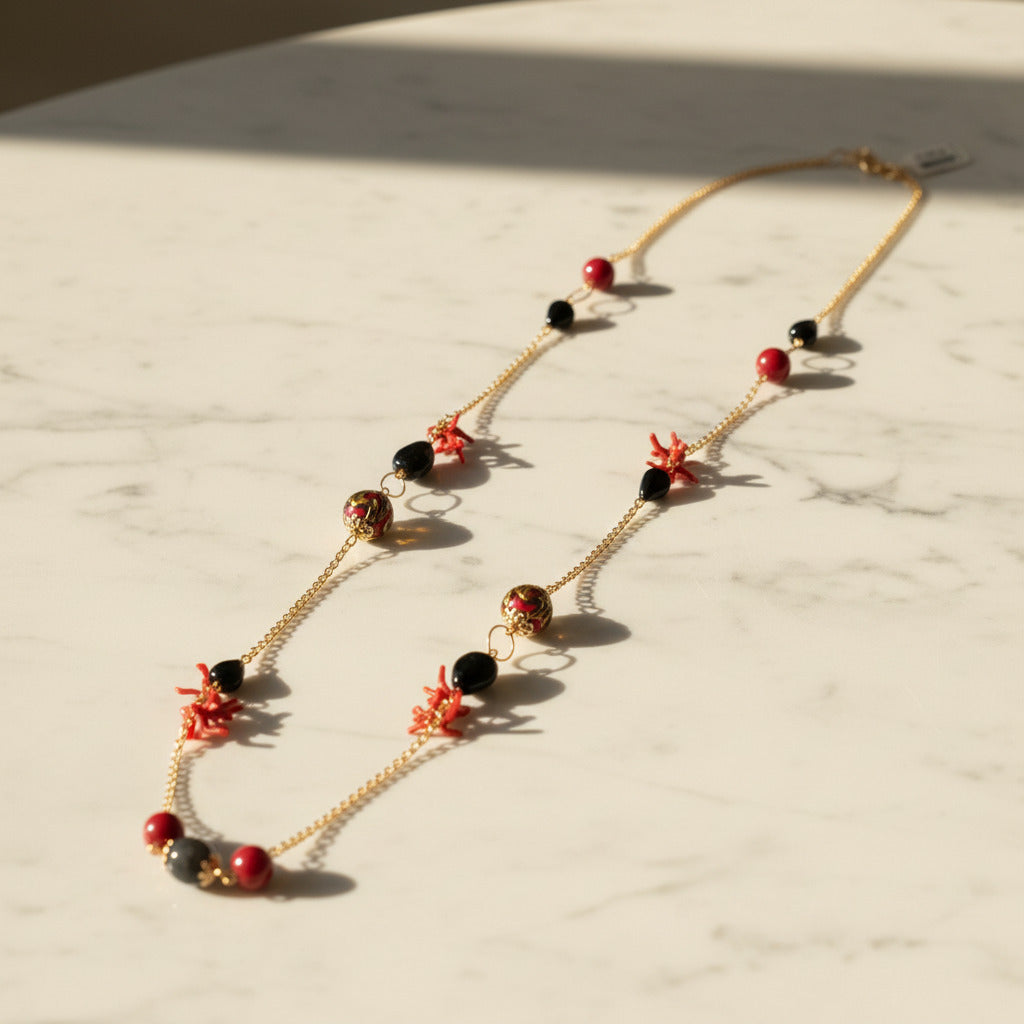 Collana Chanel 20 in agata rossa e perle in ceramica di Caltagirone