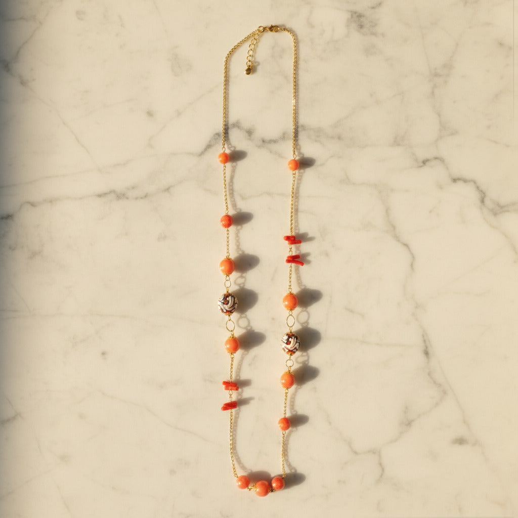 Collana Chanel 21 in agata salmone e perle in ceramica di Caltagirone