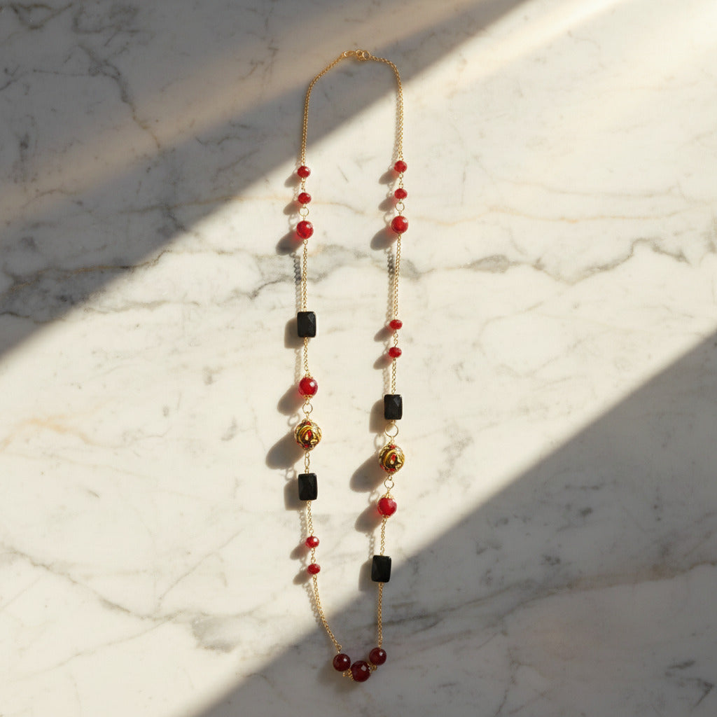 Collana Chanel 6 in agata bordeaux e perle in ceramica di Caltagirone