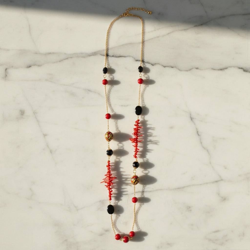 Collana Chanel 7 in agata bordeaux e perle in ceramica di Caltagirone