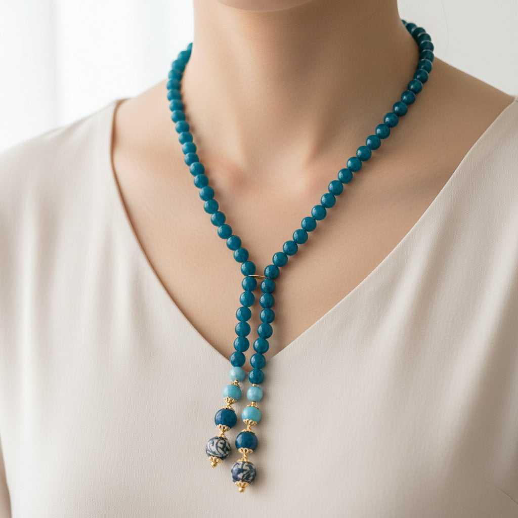Collana Mineo in agata blu antico e perle in ceramica di Caltagirone