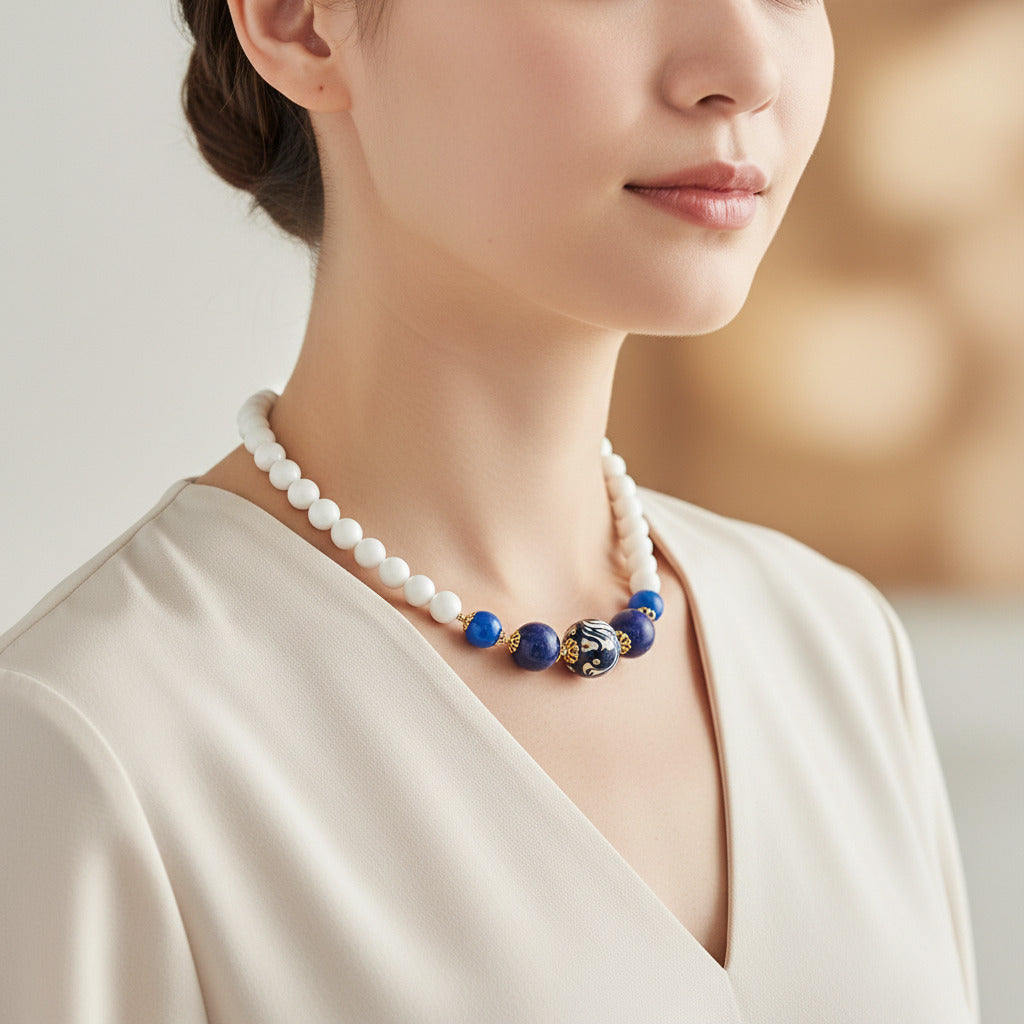 Collana S. Tecla in agata bianca e perle in ceramica di Caltagirone