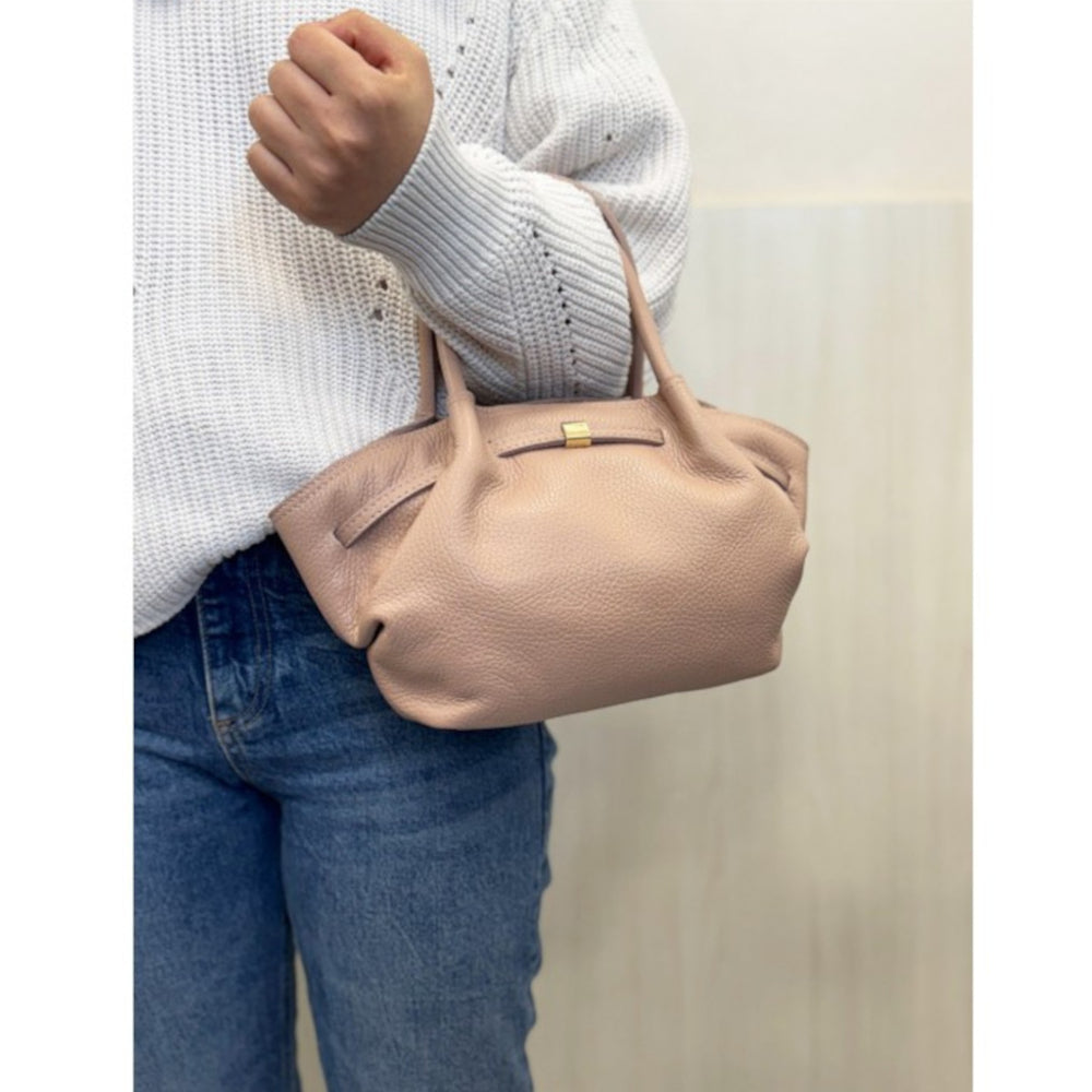 Modella con Borsa da donna Rosa a mano in pelle 33x10x20 cm Terra