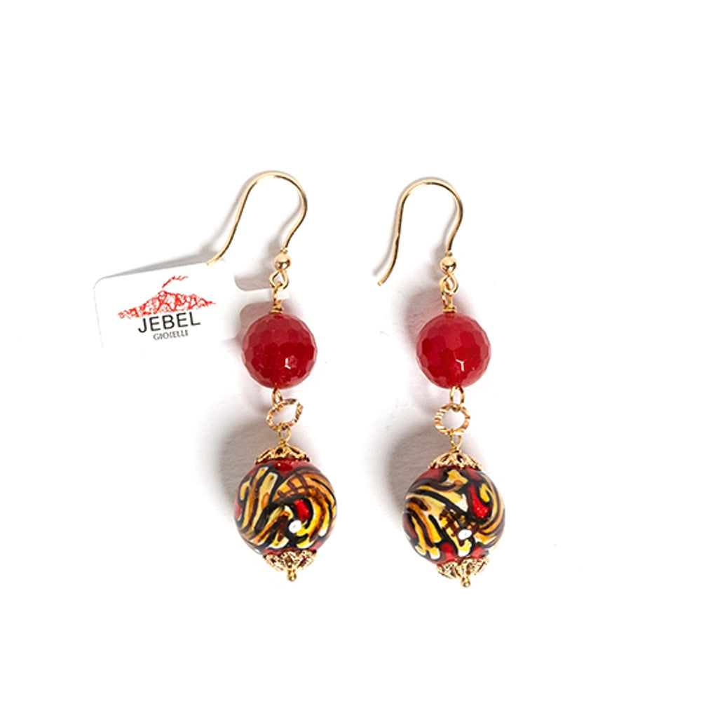 Orecchini Acicastello con agata bordeaux e perle in ceramica di Caltagirone