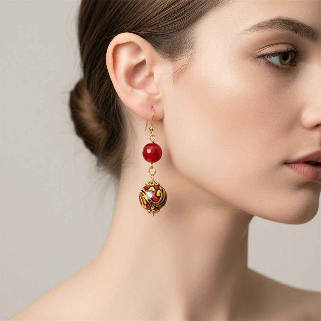 Orecchini Acicastello con agata bordeaux e perle in ceramica di Caltagirone