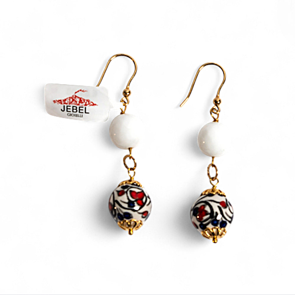 Orecchini Avola con agata bianca e perle in ceramica di Caltagirone