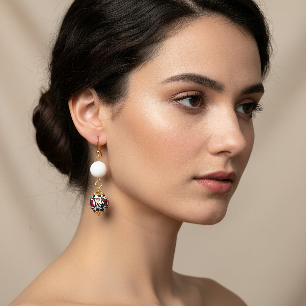 Orecchini Avola con agata bianca e perle in ceramica di Caltagirone