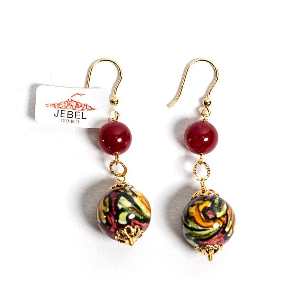 Orecchini Caltagirone con agata rossa e perle in ceramica dipinte a mano