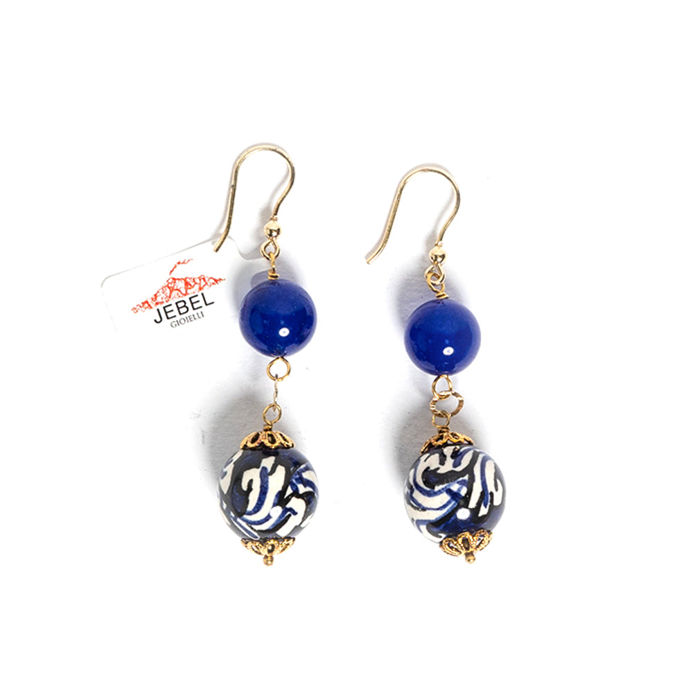 Orecchini Carini con agata blu e perle in ceramica di Caltagirone