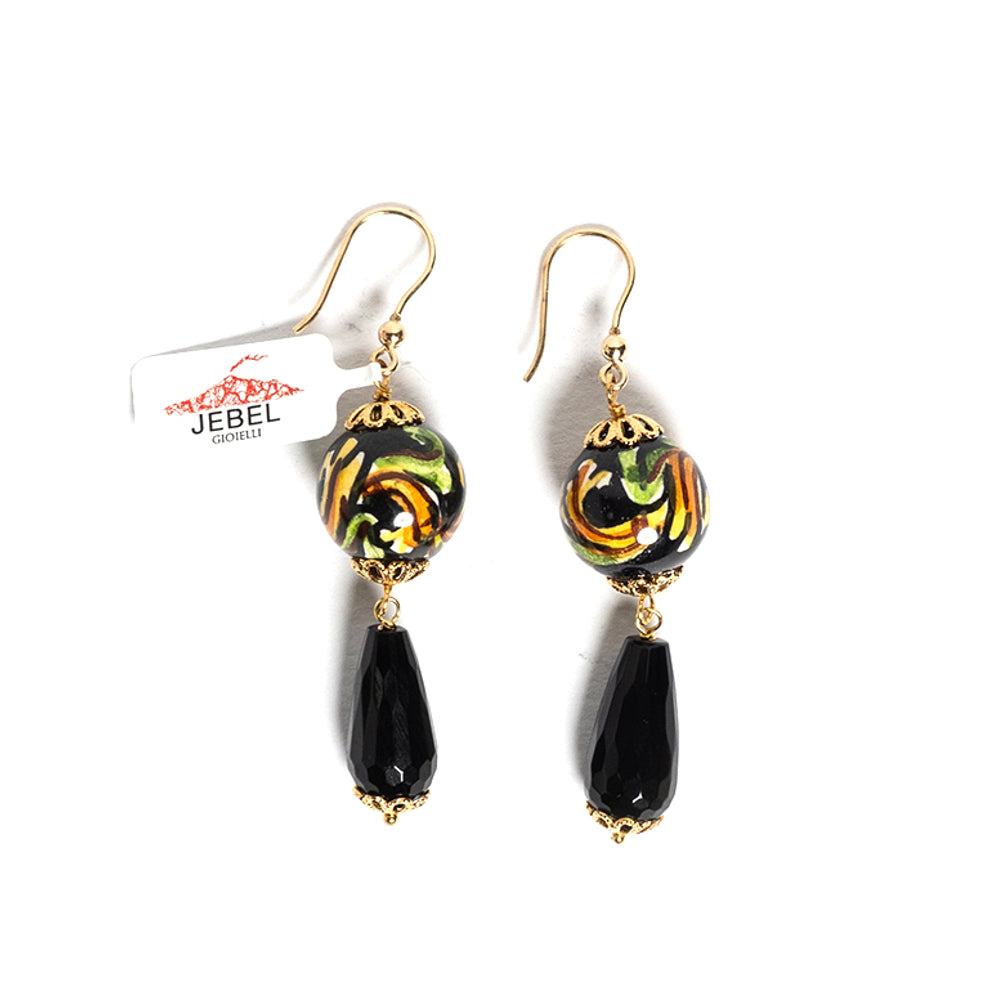 Orecchini Cerda con gocce di onice e perle in ceramica di Caltagirone