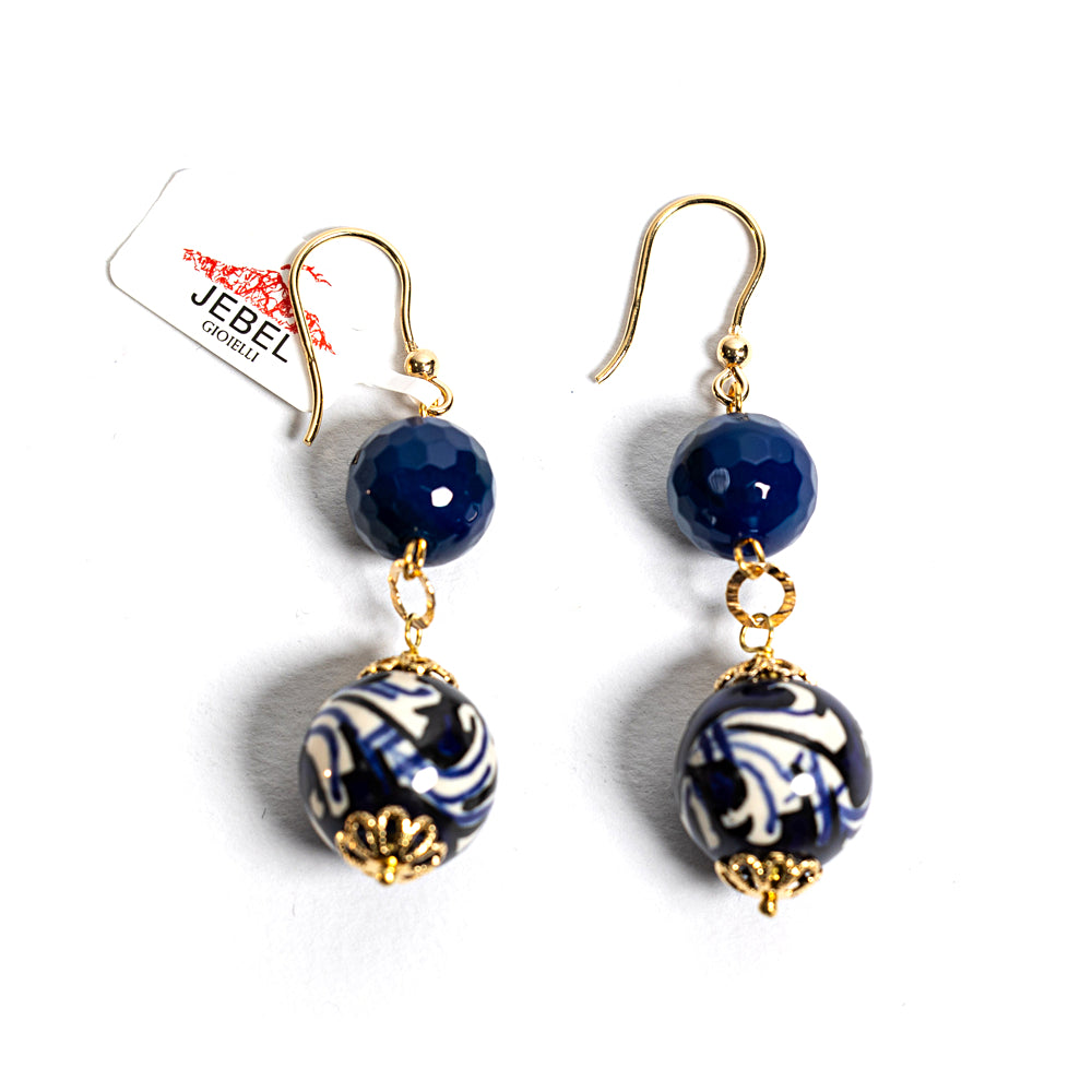 Orecchini Filicudi con agata blu e perle in ceramica di Caltagirone