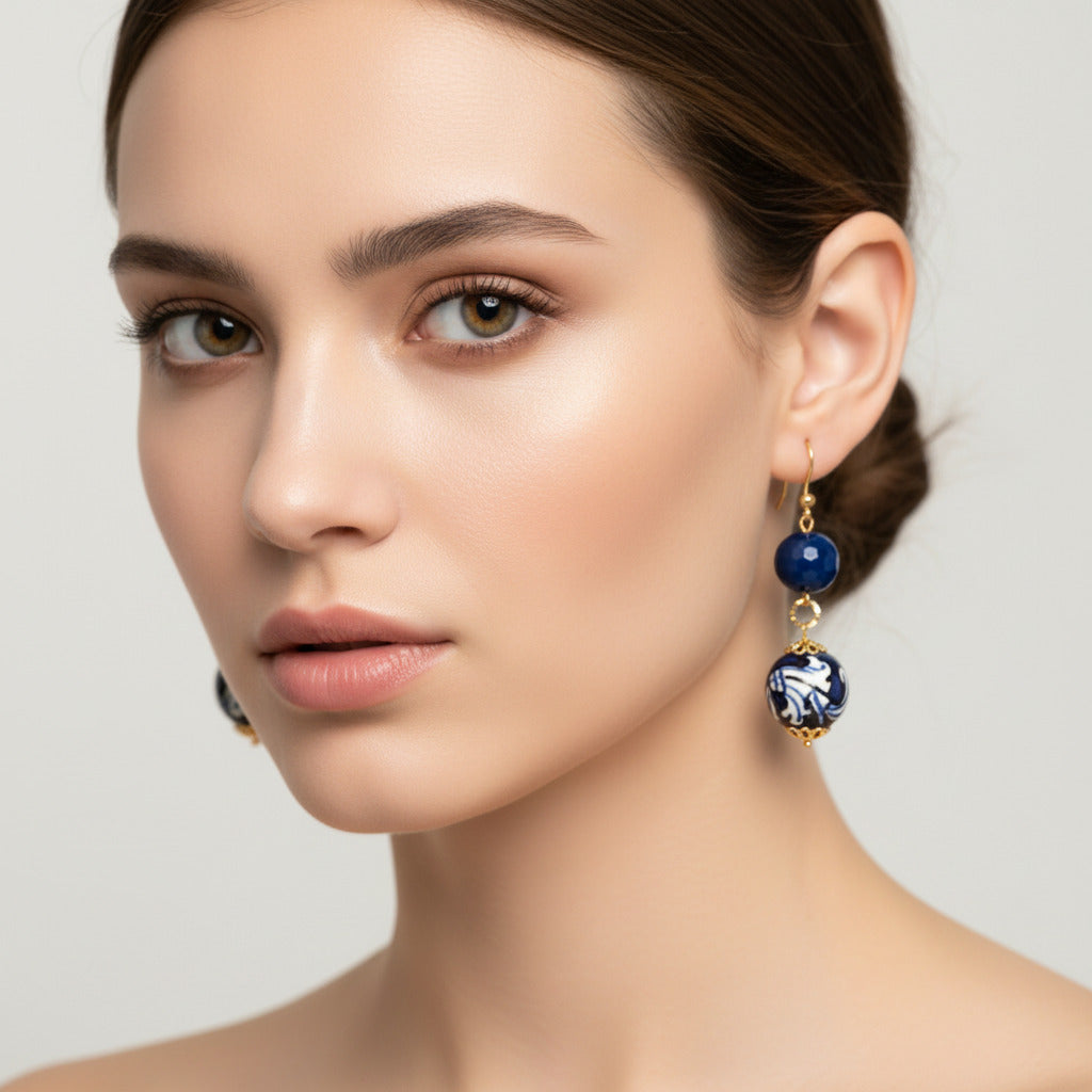 Orecchini Filicudi con agata blu e perle in ceramica di Caltagirone