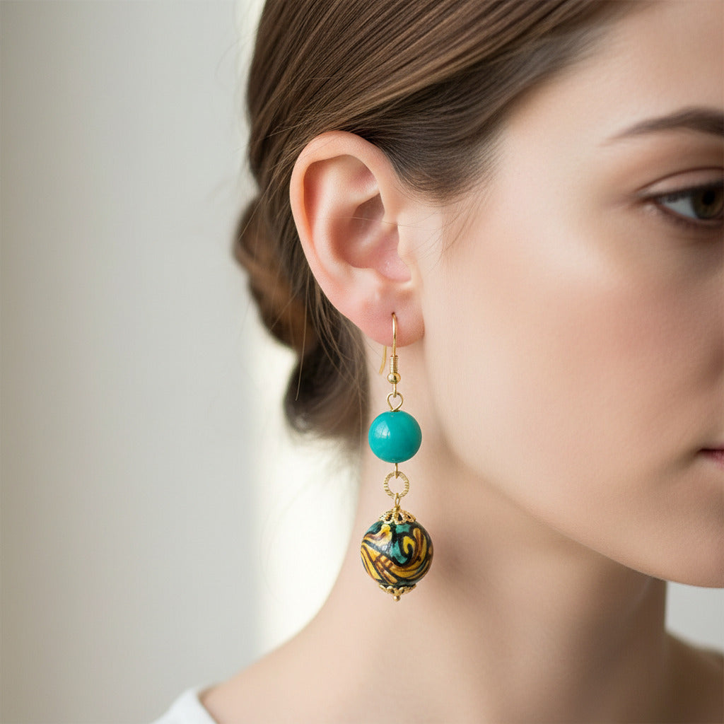 Orecchini Levanzo con agata verde e perle in ceramica di Caltagirone