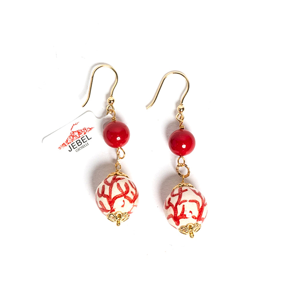 Orecchini Menfi in pasta di corallo e perle in ceramica di Caltagirone