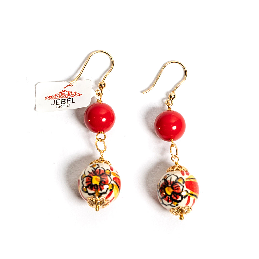 Orecchini Milazzo con agata rossa e perle in ceramica di Caltagirone