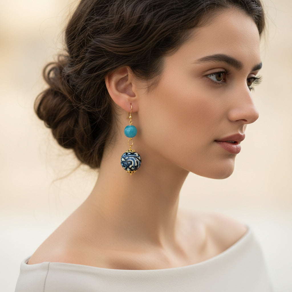 Orecchini Naxos con angelite chiara e perle in ceramica di Caltagirone