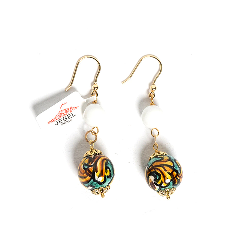 Orecchini Nicosia con agata bianca e perle in ceramica di Caltagirone