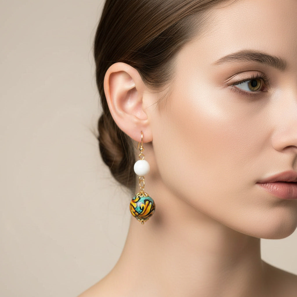 Orecchini Nicosia con agata bianca e perle in ceramica di Caltagirone