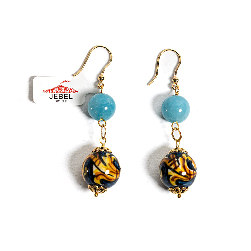 Orecchini Panarea con angelite chiara e perle in ceramica di Caltagirone