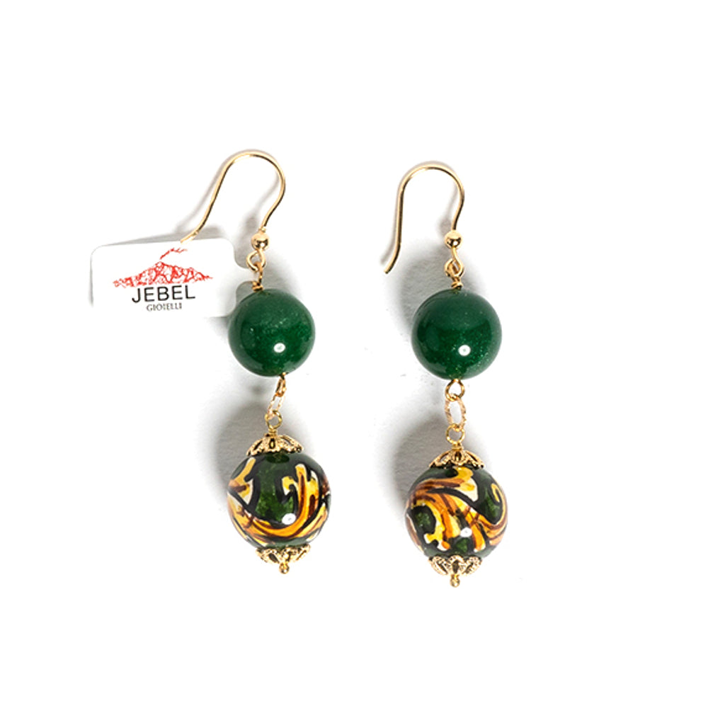 Orecchini Riposto con agata verde e perle in ceramica di Caltagirone