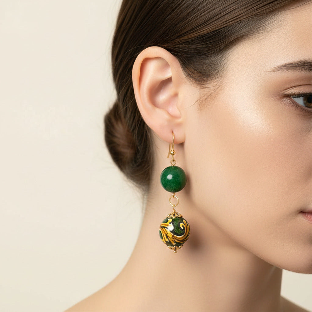 Orecchini Riposto con agata verde e perle in ceramica di Caltagirone