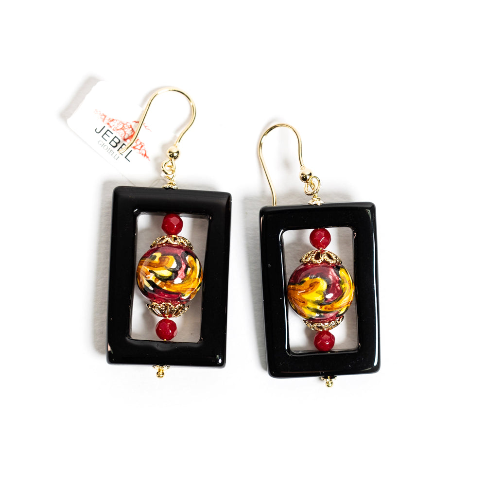 Orecchini Sciacca Quadro in agata rossa e perle in ceramica di Caltagirone