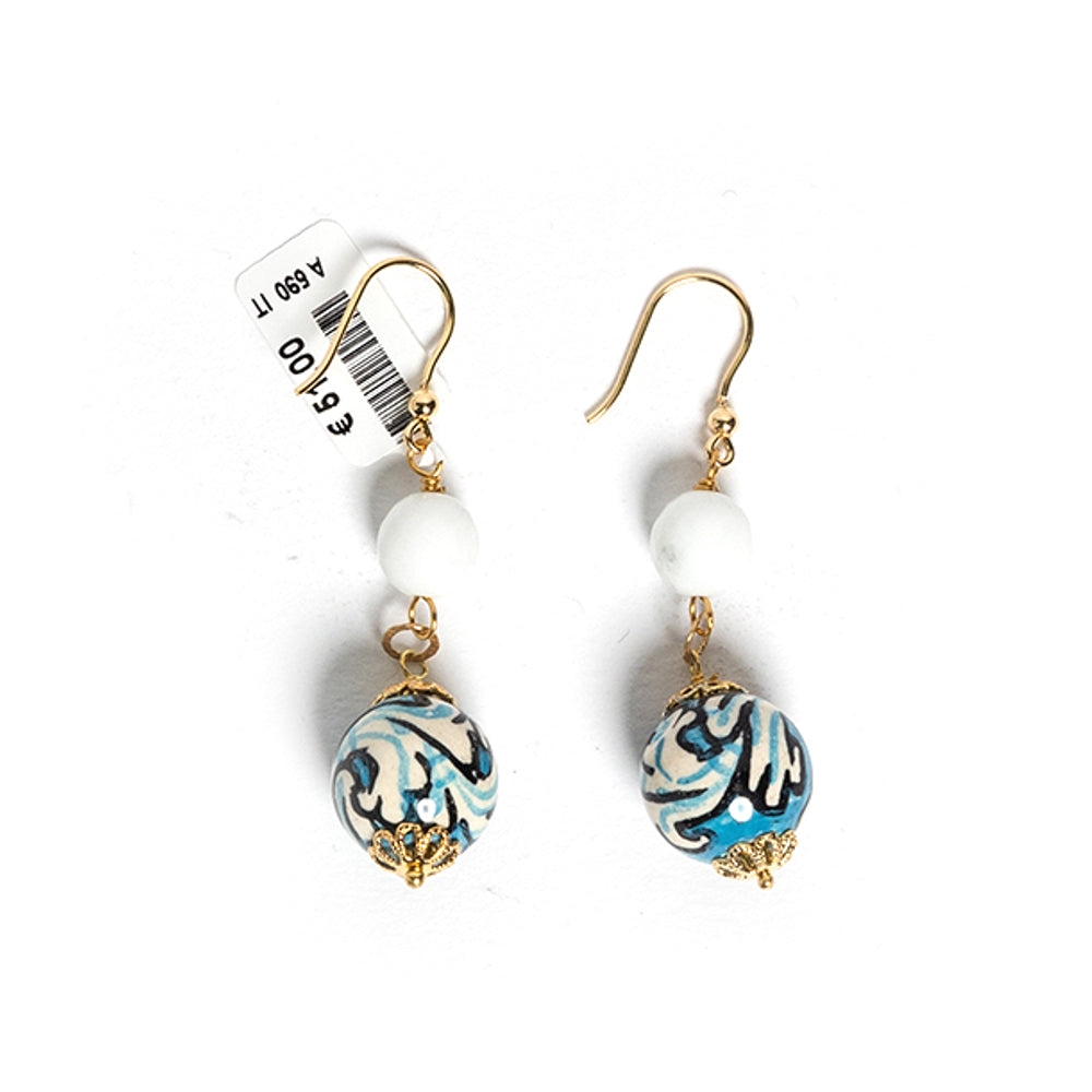 Orecchini Segesta con agata bianca e perle in ceramica di Caltagirone
