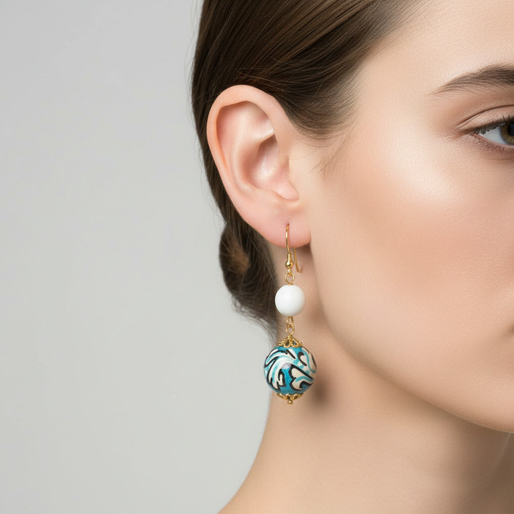 Orecchini Segesta con agata bianca e perle in ceramica di Caltagirone