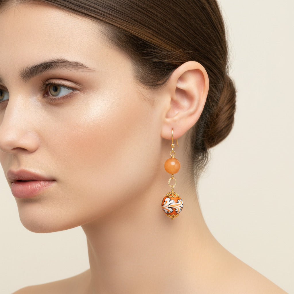 Orecchini Siracusa con agata salmone e perle in ceramica di Caltagirone