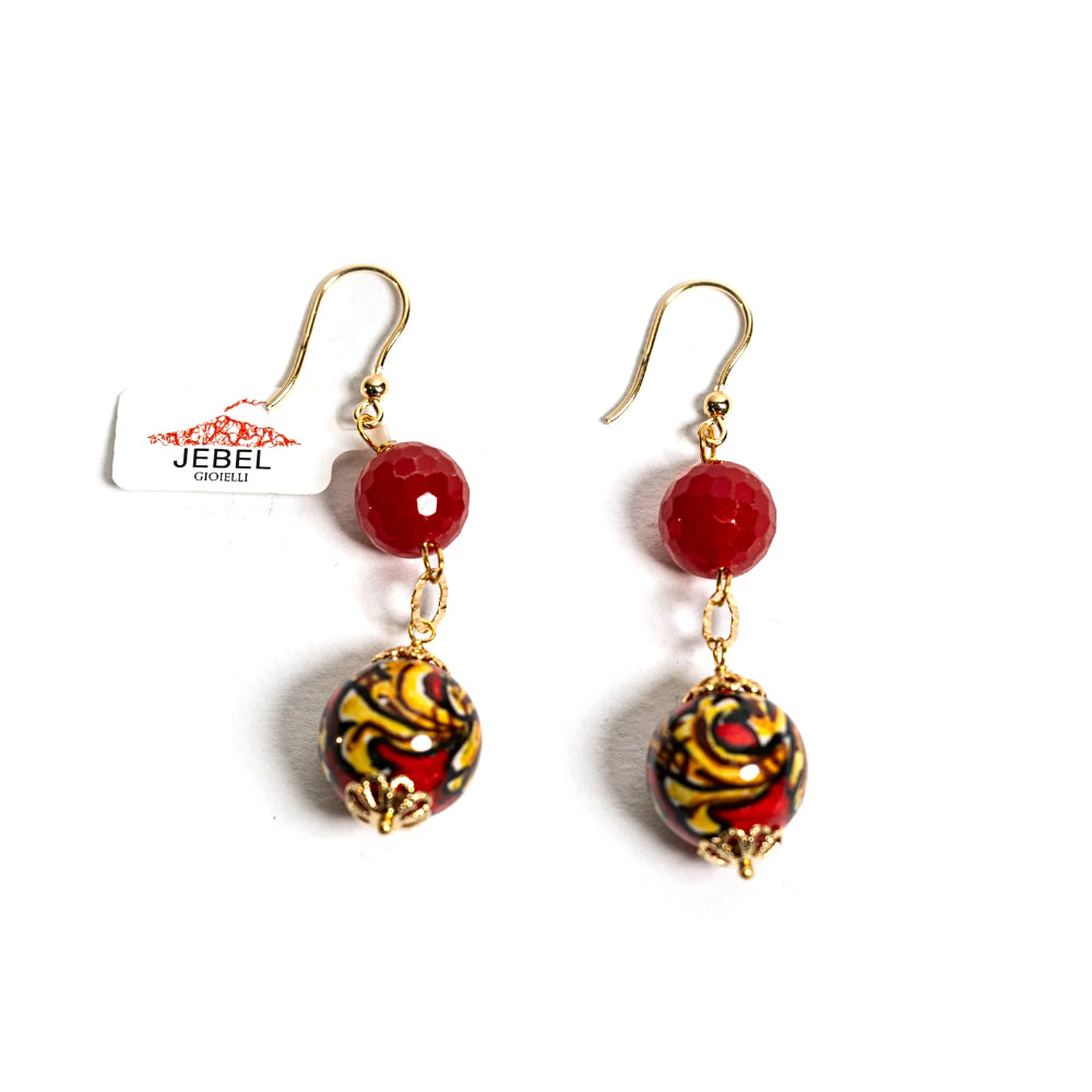 Orecchini Vulcano con agata rossa e perle in ceramica di Caltagirone