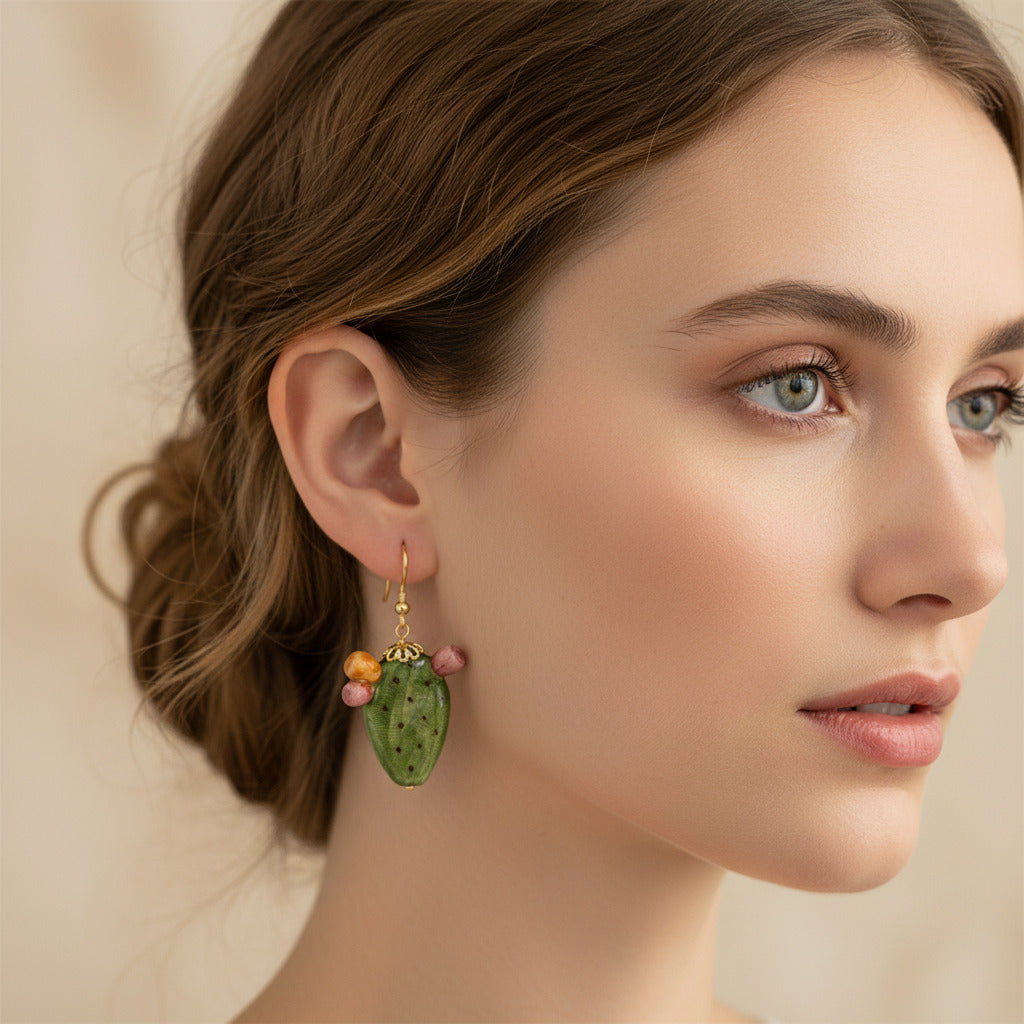 Orecchini con pala di ficodindia verde in ceramica di Caltagirone