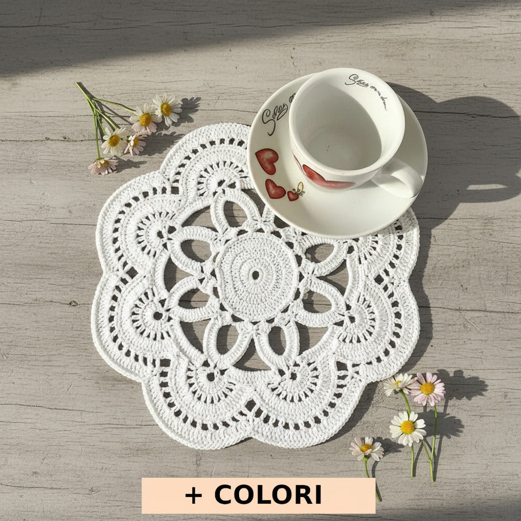 Piccolo centrino bianco rotondo ad uncinetto 22 cm