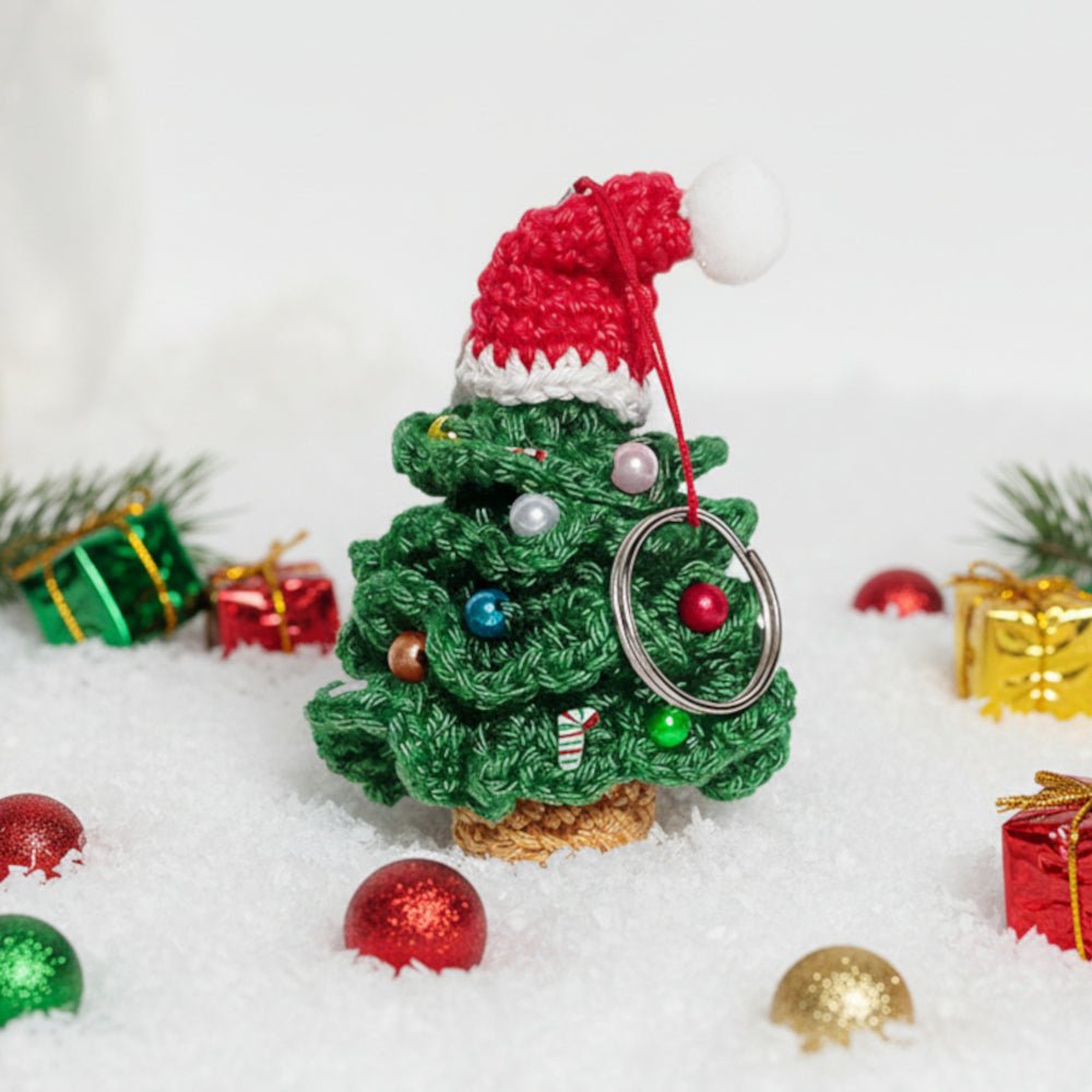 Portachiavi Albero di Natale con cappello ad uncinetto 9 cm