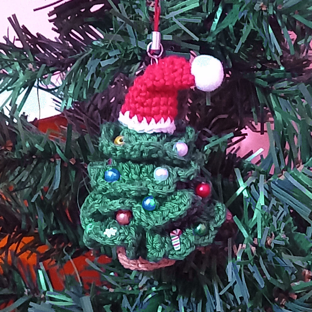 Portachiavi Albero di Natale con cappello ad uncinetto 9 cm