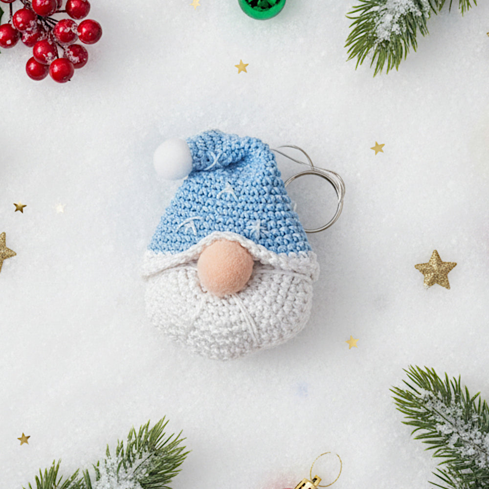 Portachiavi Gnomo con cappello celeste ad uncinetto 7x11 cm
