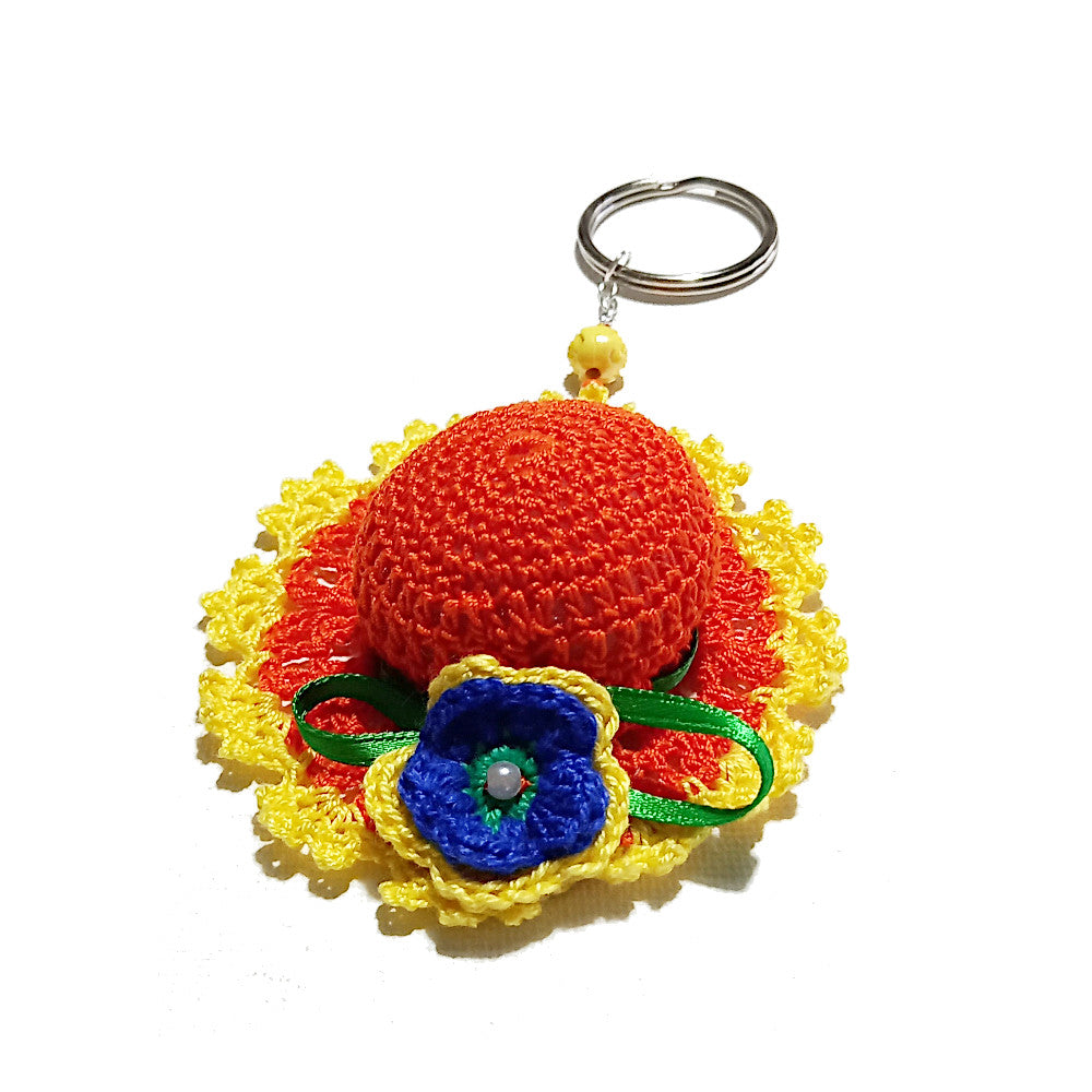 Portachiavi cappellino arancione e giallo ad uncinetto 9 cm