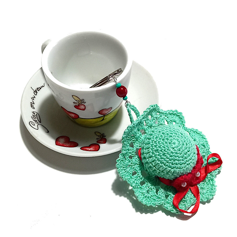 Portachiavi cappellino verde con fiori rossi ad uncinetto 8.5 cm