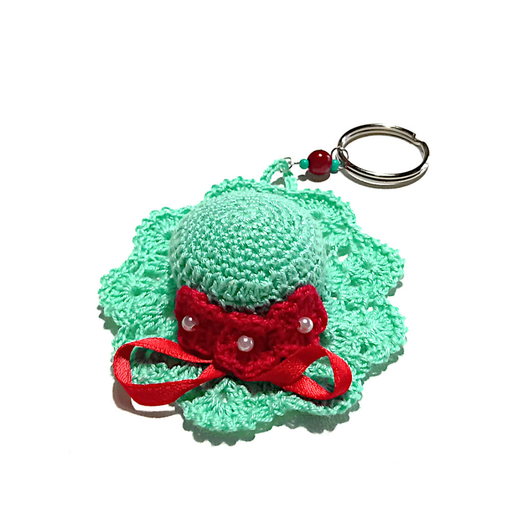 Portachiavi cappellino verde con fiori rossi ad uncinetto 8.5 cm