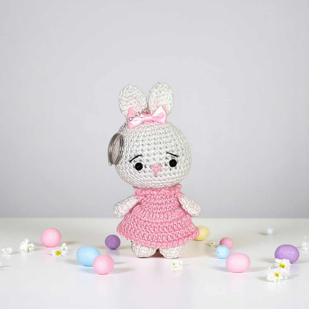 Portachiavi coniglietta bianca con vestito rosa ad uncinetto 13.5 cm
