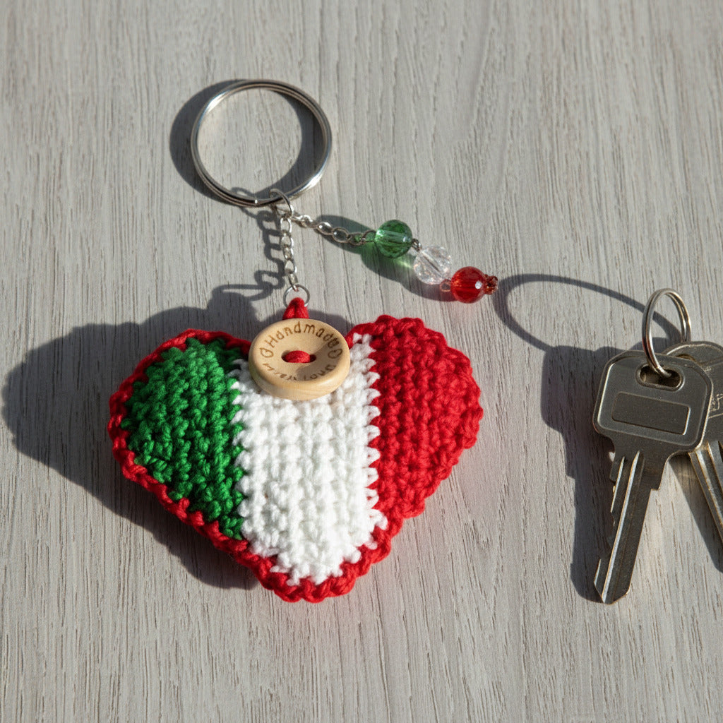 Portachiavi cuore tricolore con bottone ad uncinetto 7.5x6 cm