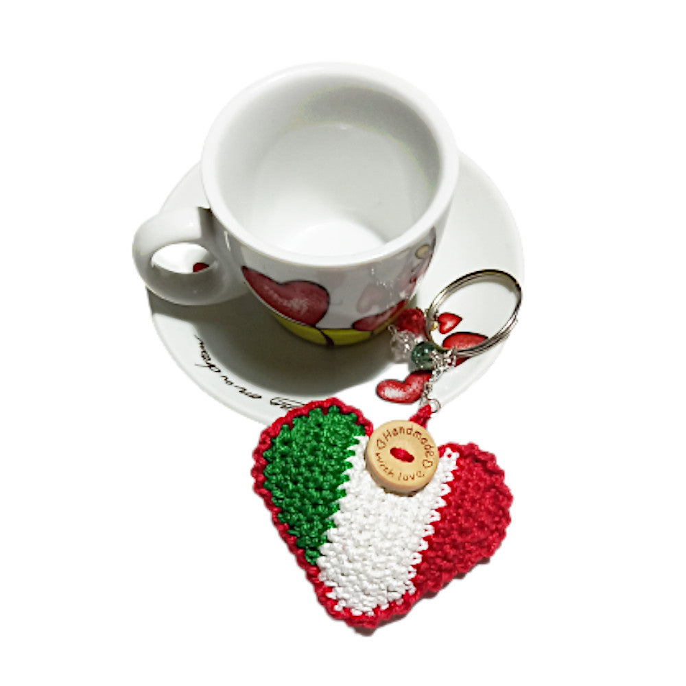 Portachiavi cuore tricolore con bottone ad uncinetto 7.5x6 cm