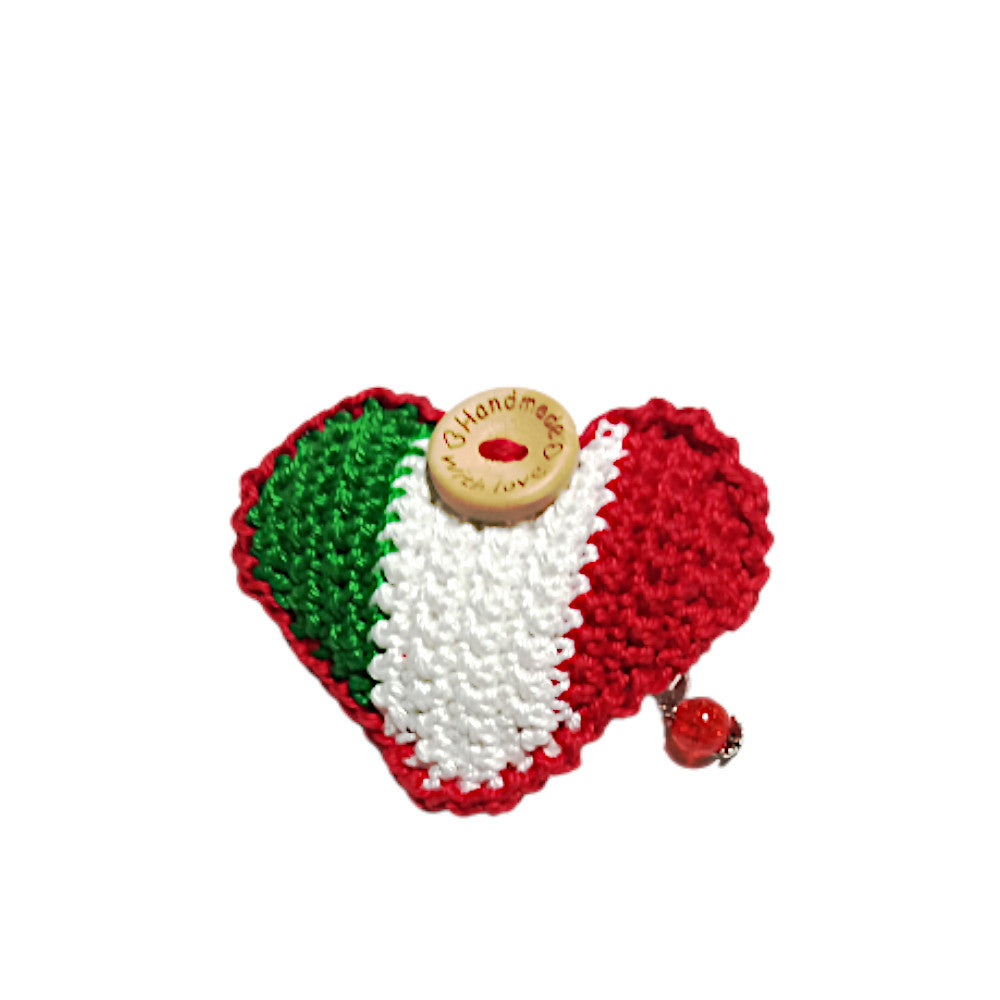 Portachiavi cuore tricolore con bottone ad uncinetto 7.5x6 cm