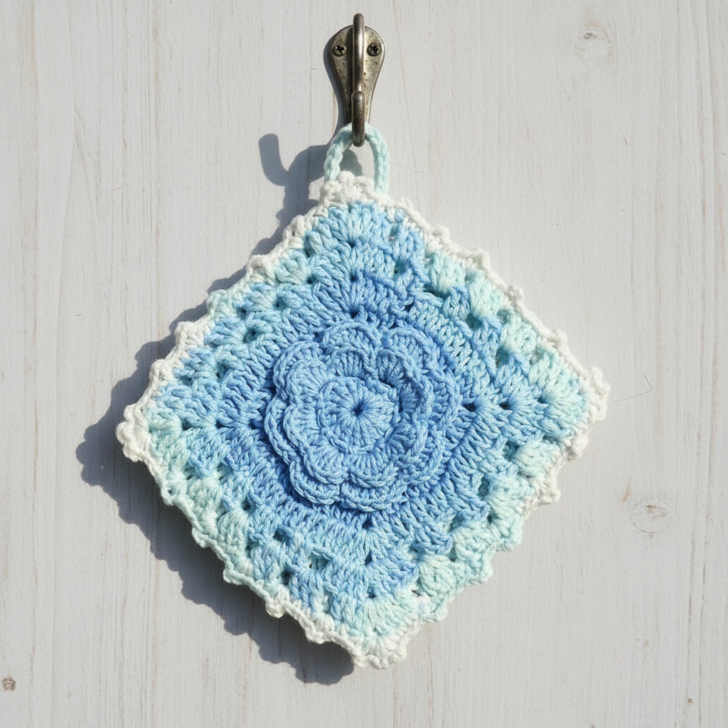 Presina celeste quadrata con fiore ad uncinetto in cotone 15x17 cm