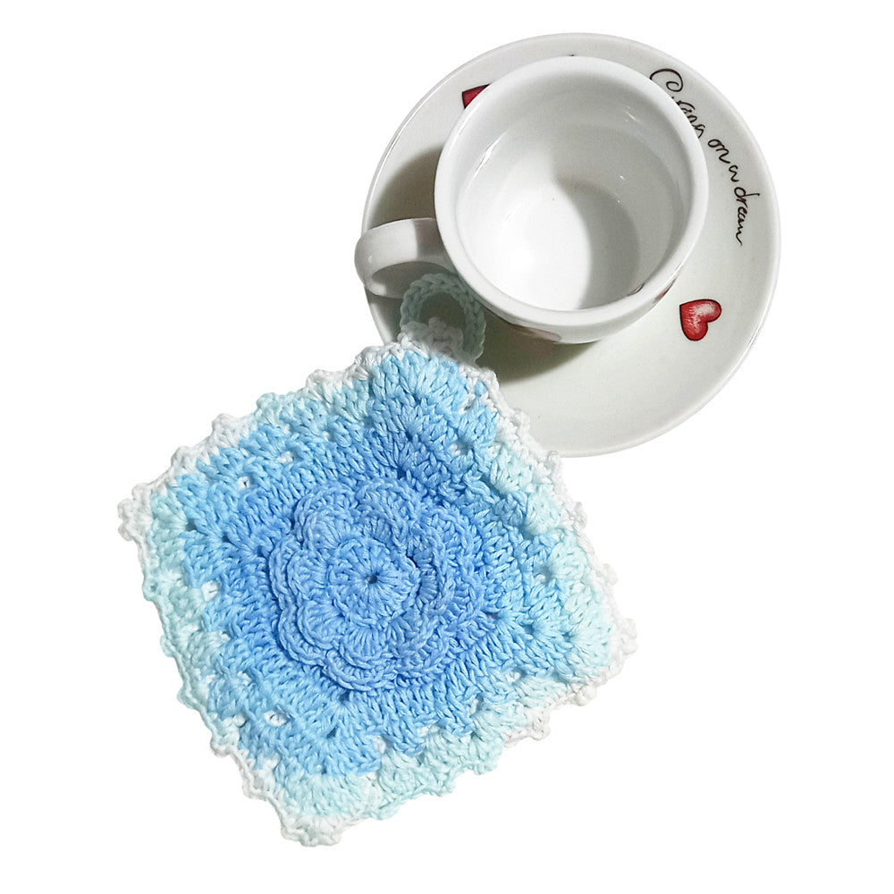 Presina celeste quadrata con fiore ad uncinetto in cotone 15x17 cm