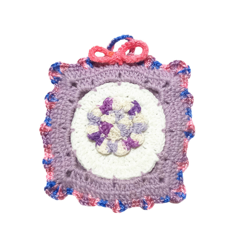 Presina colorata con fiore al centro ad uncinetto 13x14 cm