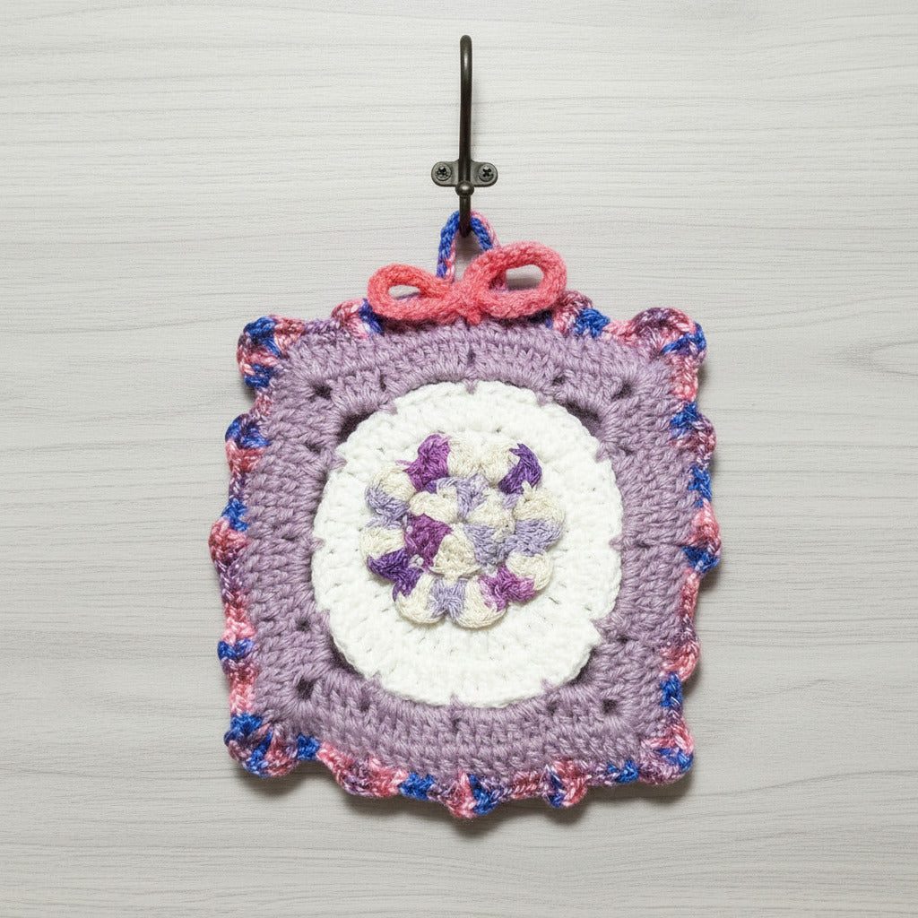 Presina colorata con fiore al centro ad uncinetto 13x14 cm