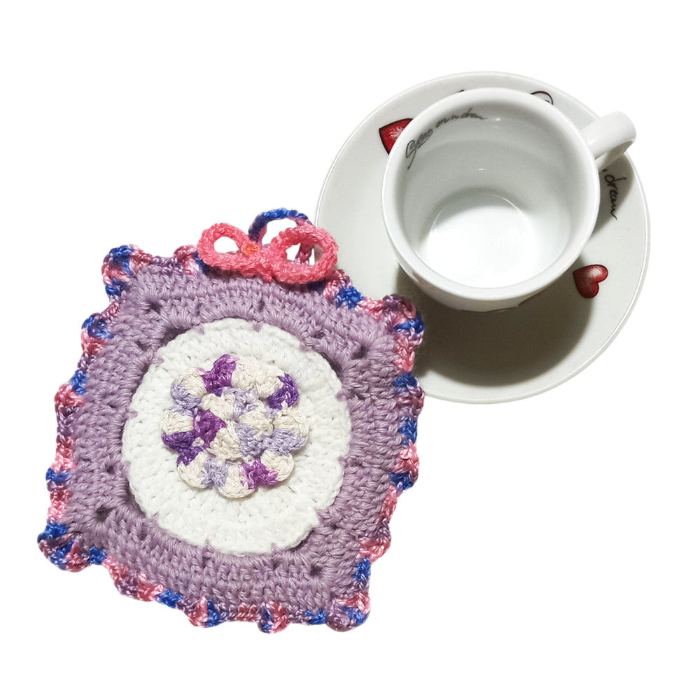 Presina colorata con fiore al centro ad uncinetto 13x14 cm