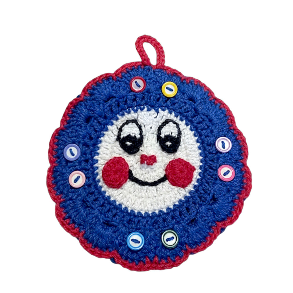 Pesina rotonda bianca e blu con bottoni colorati, lavorata ad uncinetto.