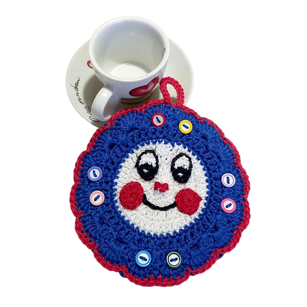 Presina rotonda bianca e blu con bottoni colorati, lavorata ad uncinetto.